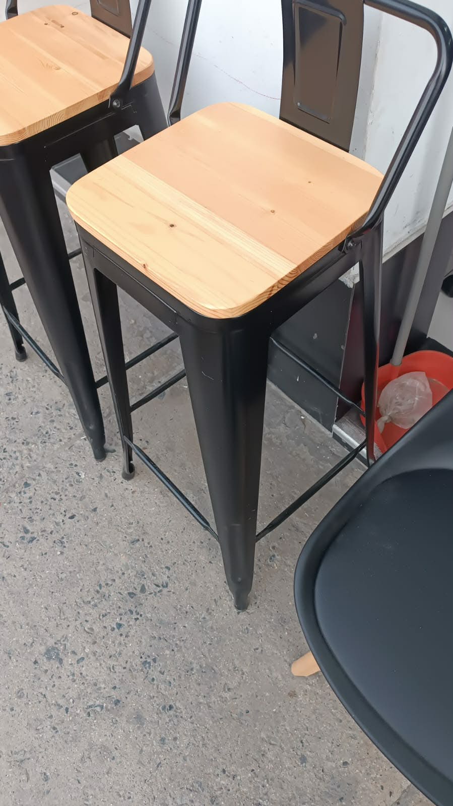 SILLAS MODELO TOLIX CON ASIENTO DE MADERA AL POR MAYOR Y MENOR